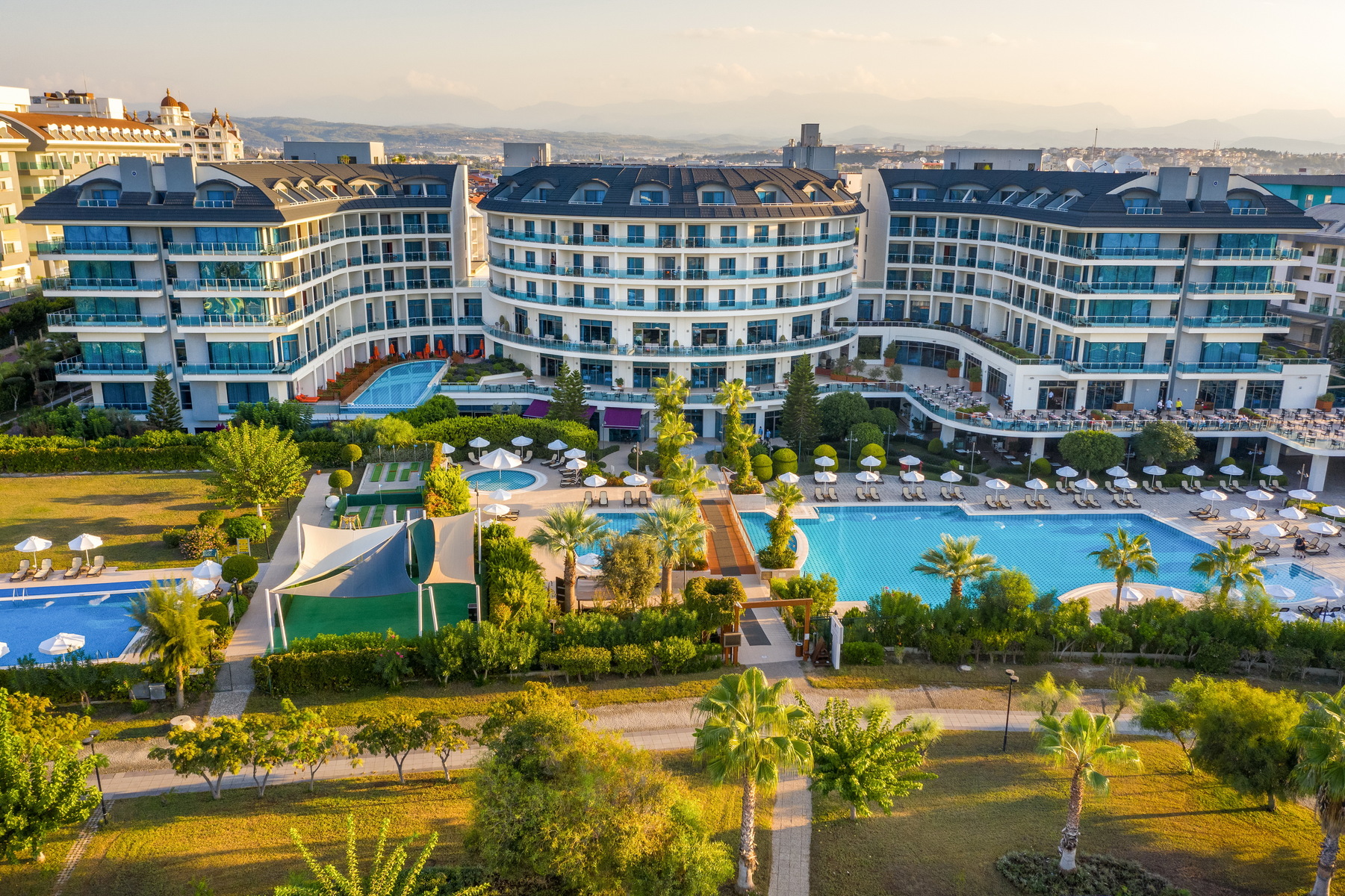 Commodore Elite Suites & Spa Hotel — Side