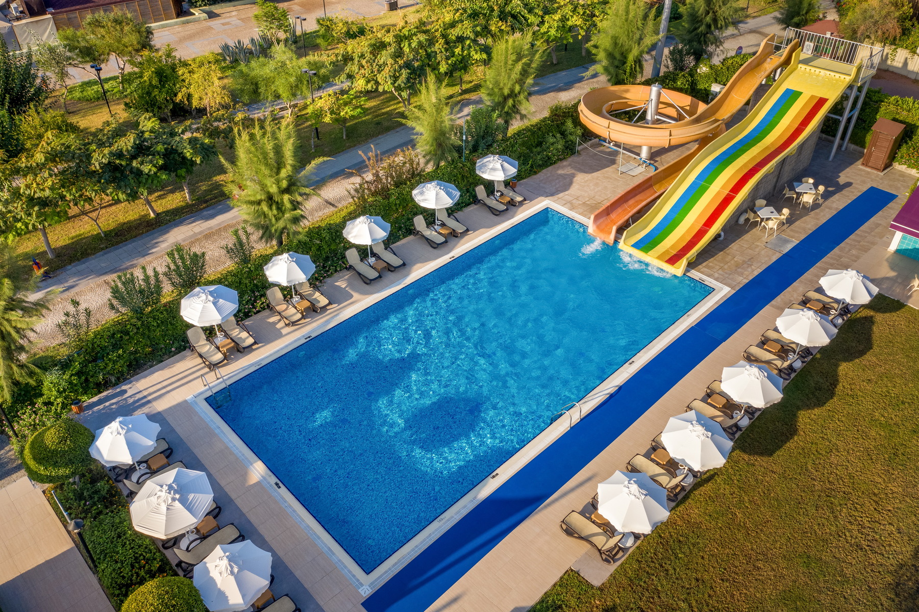 Commodore Elite Suites & Spa Hotel — Side