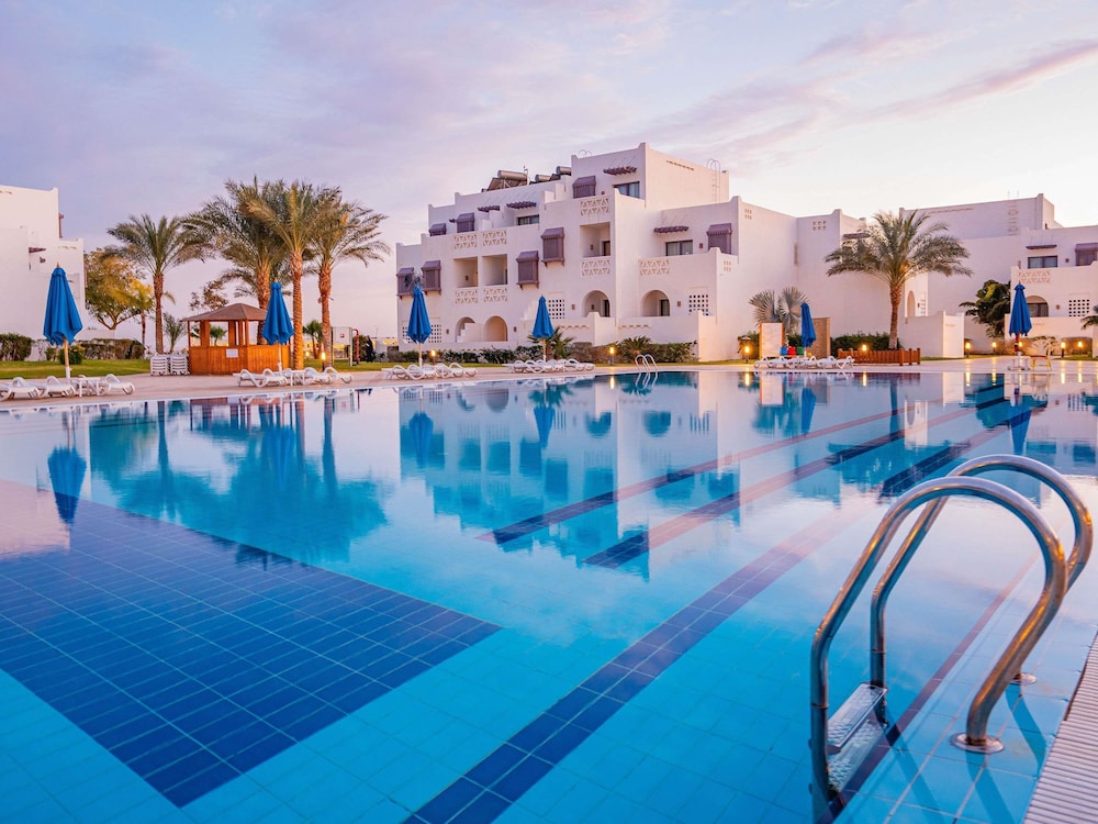 Mercure Hurghada Hotel — Swimming pool in Hurghada, Red Sea