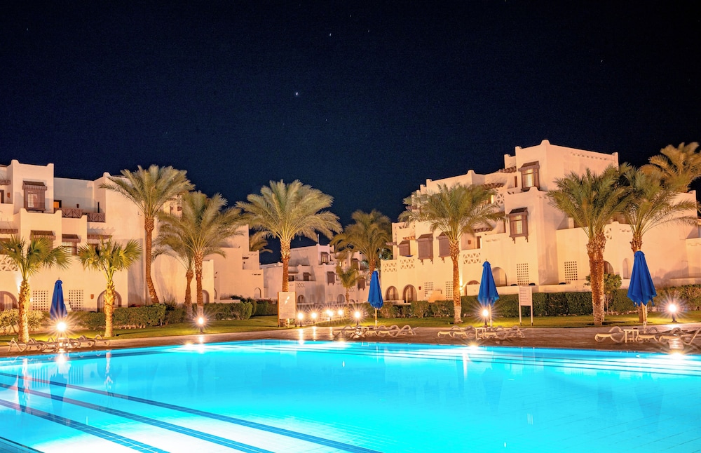 Mercure Hurghada Hotel — Swimming pool in Hurghada, Red Sea