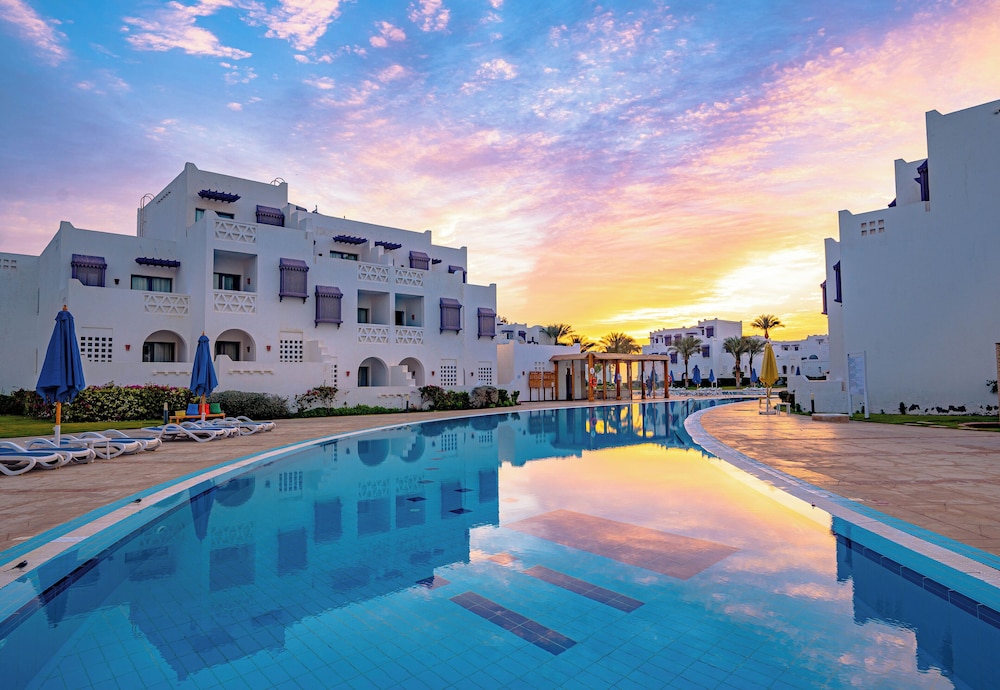 Mercure Hurghada Hotel — Swimming pool in Hurghada, Red Sea