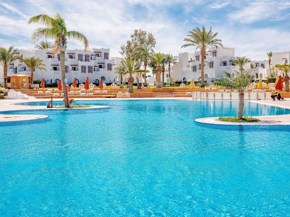 Mercure Hurghada Hotel — Swimming pool in Hurghada, Red Sea