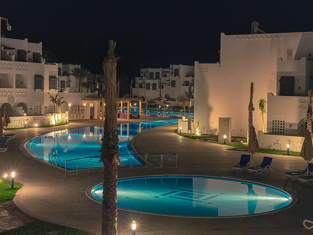 Mercure Hurghada Hotel — Swimming pool in Hurghada, Red Sea