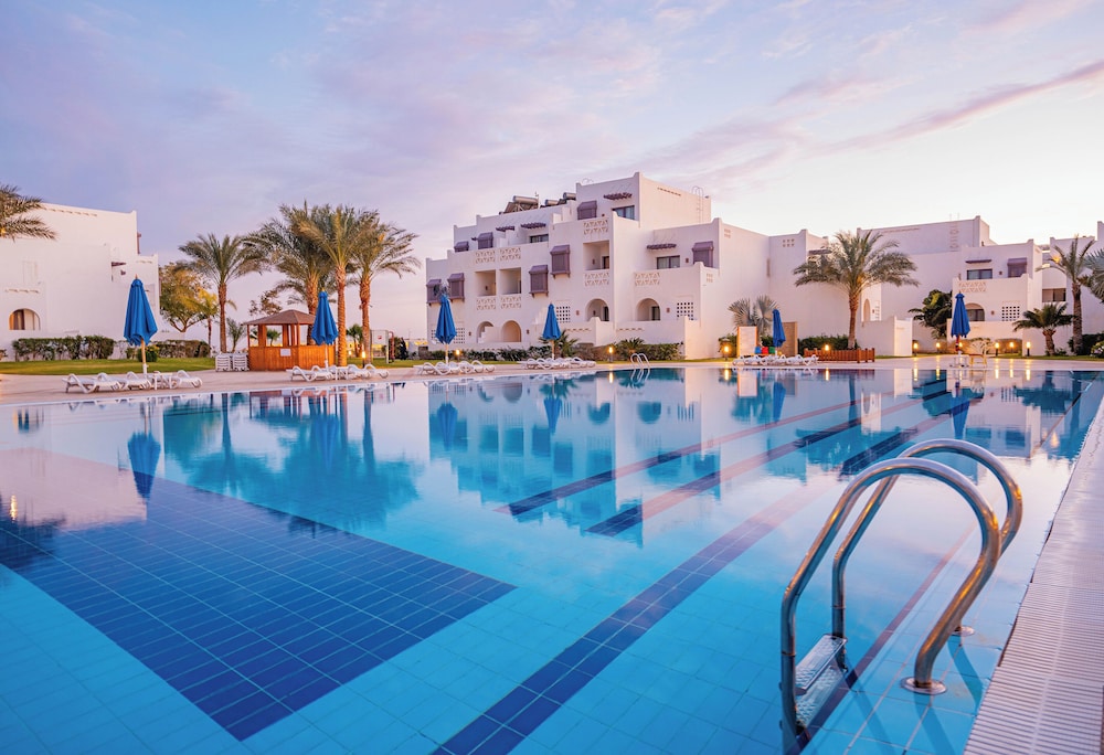 Mercure Hurghada Hotel — Swimming pool in Hurghada, Red Sea