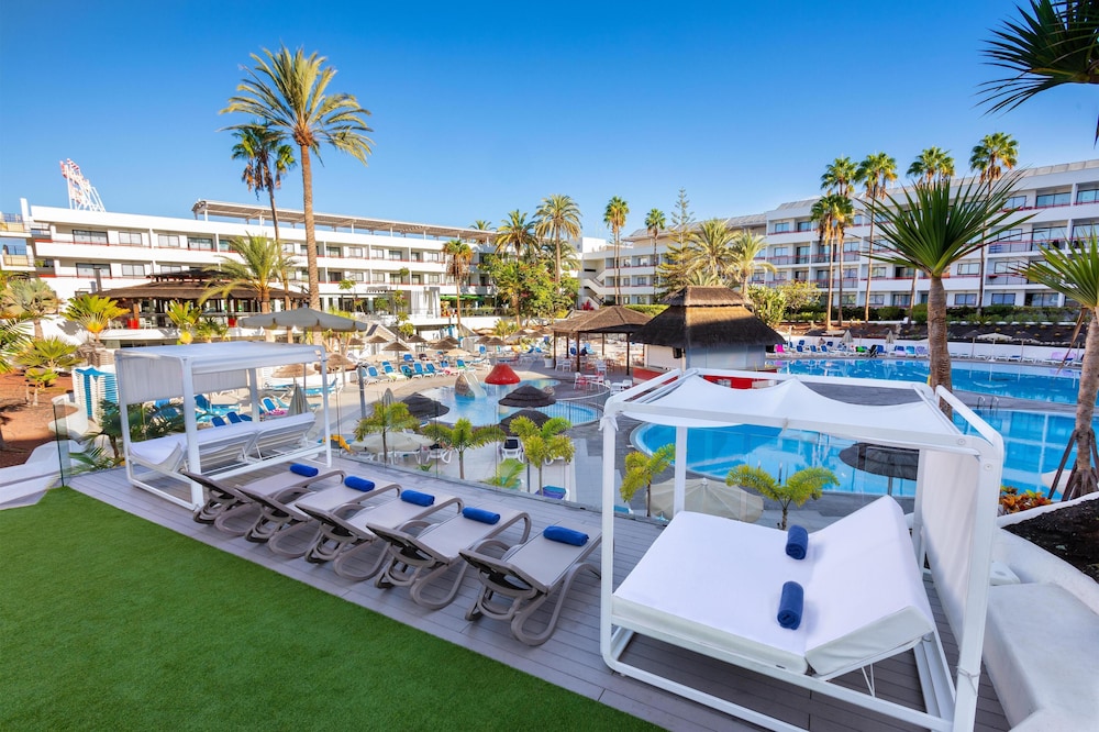 Alexandre La Siesta — Swimming pool in Playa de las Americas, Canary Islands