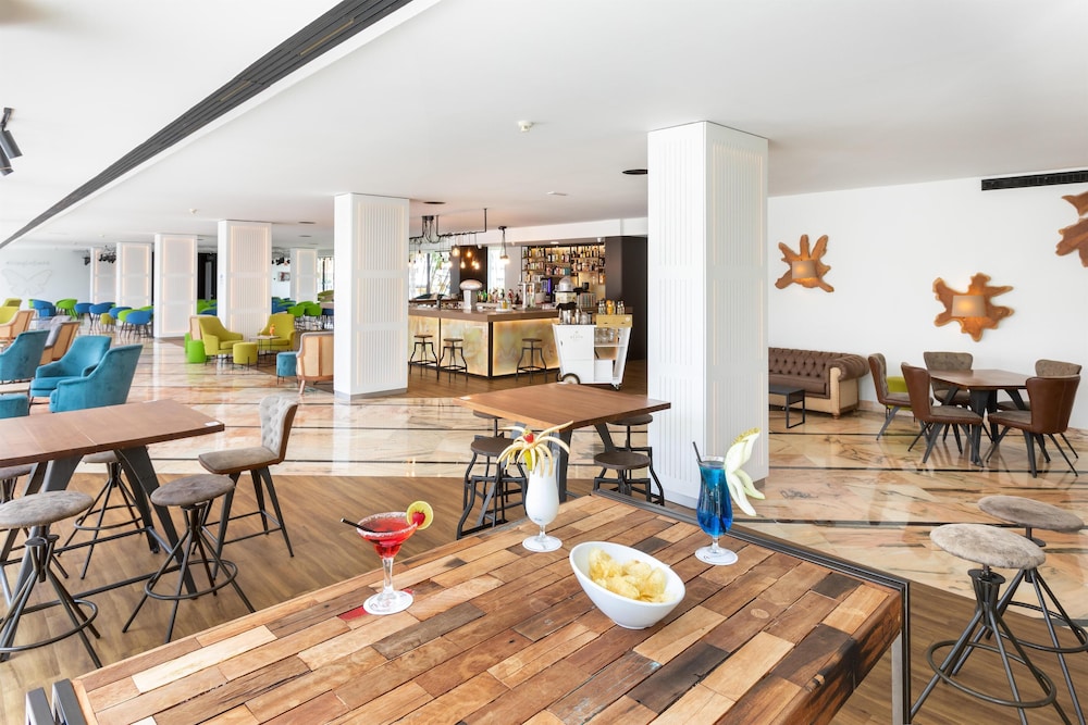 Alexandre La Siesta — Restaurant & bars in Playa de las Americas, Canary Islands