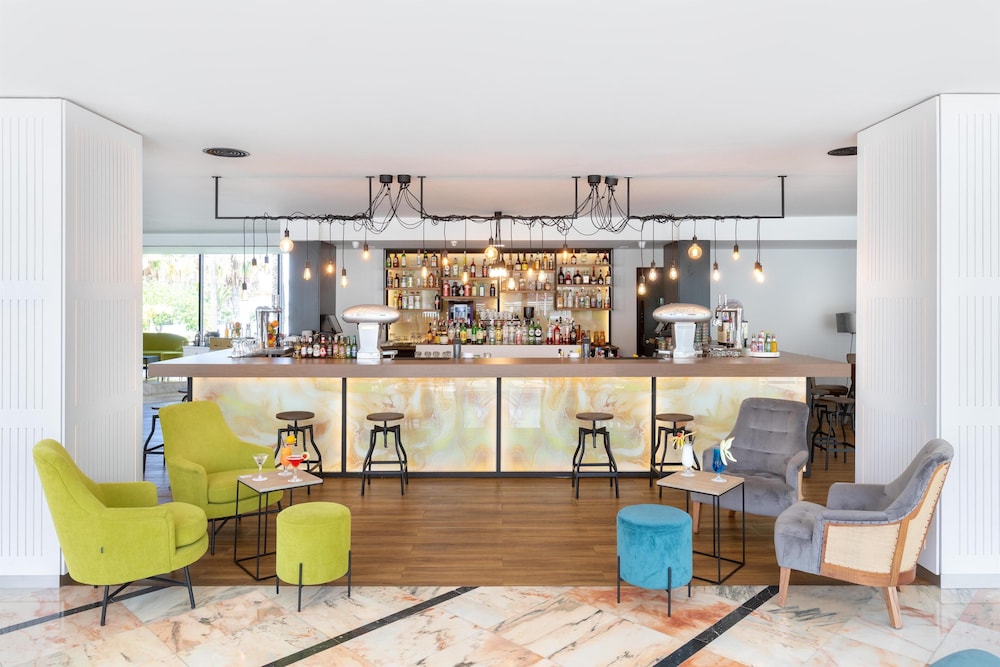 Alexandre La Siesta — Restaurant & bars in Playa de las Americas, Canary Islands