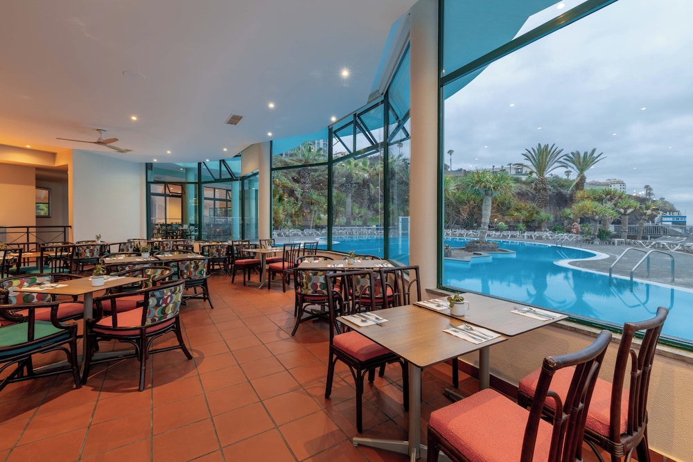 Pestana Ocean Bay Resort — Restaurant & bars in Funchal, Madeira