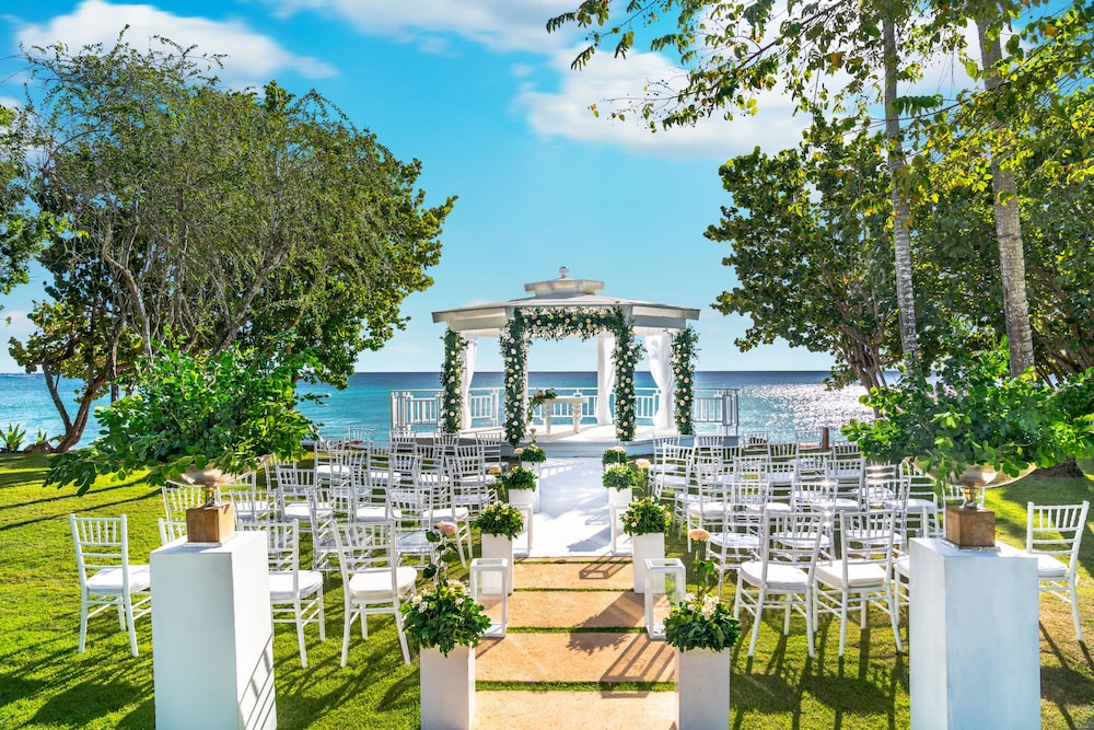 Dreams La Romana Resort & Spa - All Inclusive — Hotel building in Bayahibe, La Altagracia
