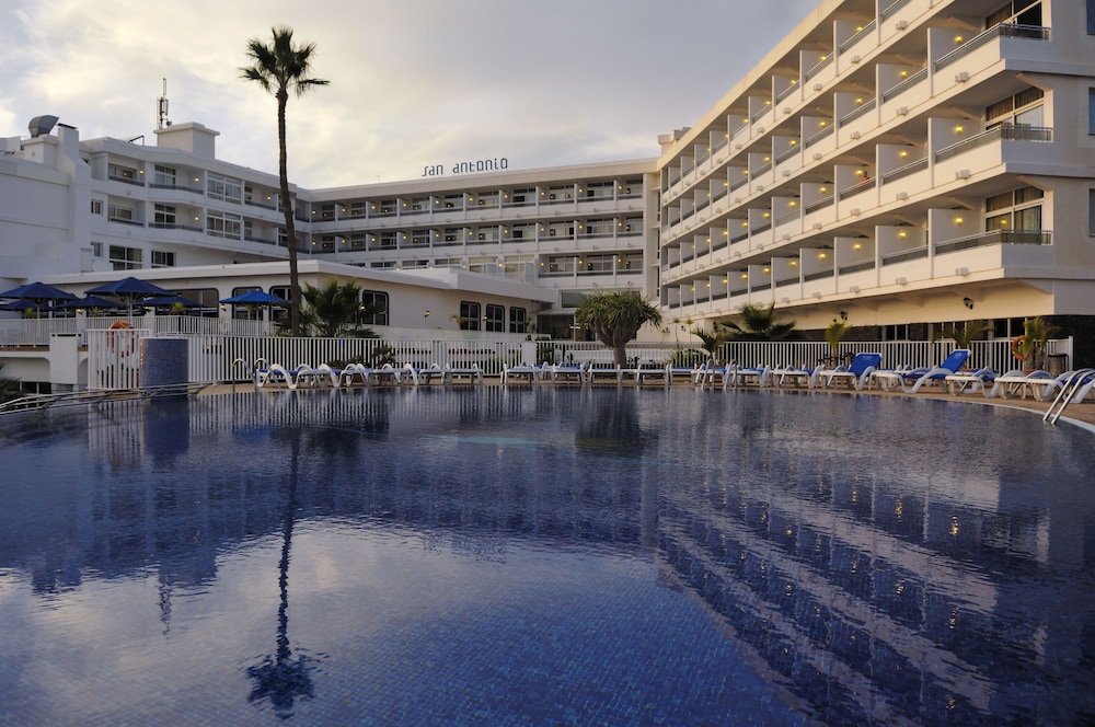 VIK Hotel San Antonio — Hotel building in Puerto del Carmen, Canary Islands