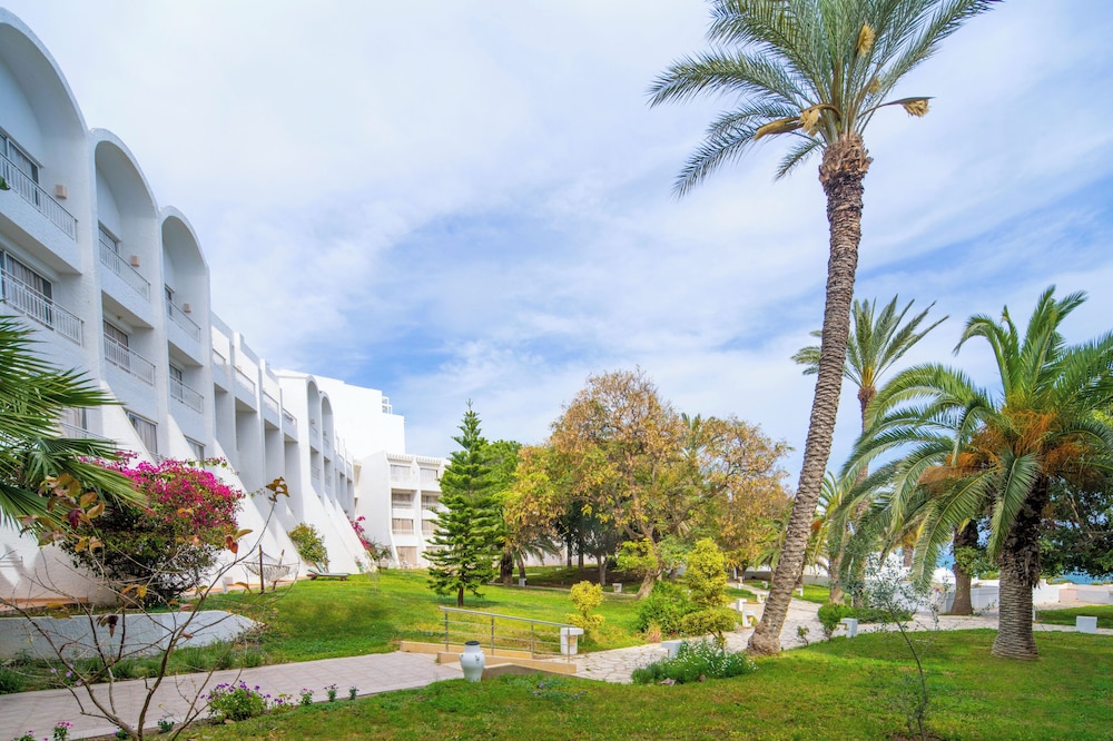 Hotel Bel Azur Thalasso & Bungalows — Hotel building in Hammamet, Nabeul