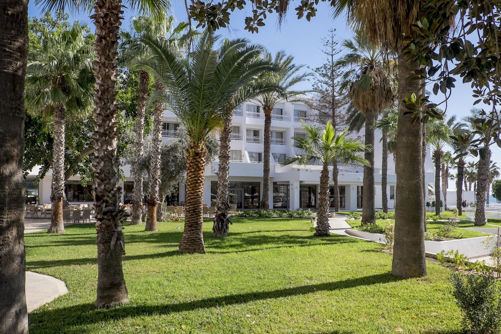 Hotel Bel Azur Thalasso & Bungalows — Hotel building in Hammamet, Nabeul