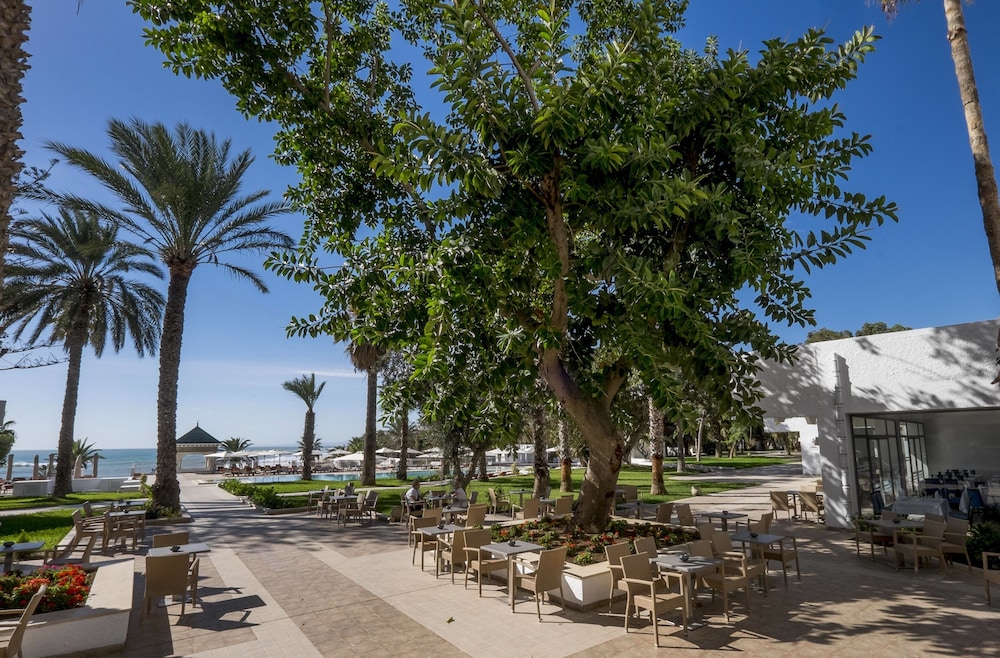 Hotel Bel Azur Thalasso & Bungalows — Hotel building in Hammamet, Nabeul