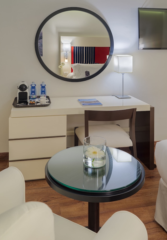 H10 Las Palmeras — Hotel rooms in Playa de las Americas, Canary Islands