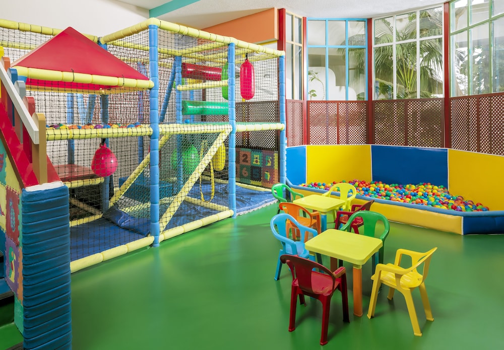 H10 Las Palmeras — Attractions for children in Playa de las Americas, Canary Islands