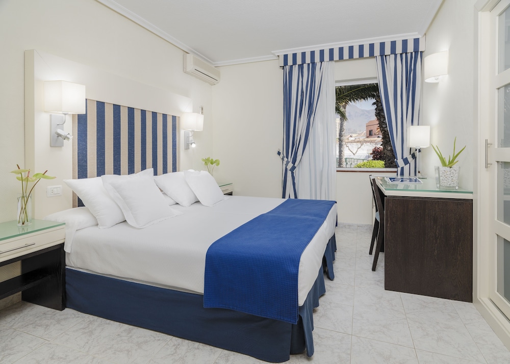 H10 Las Palmeras — Hotel rooms in Playa de las Americas, Canary Islands