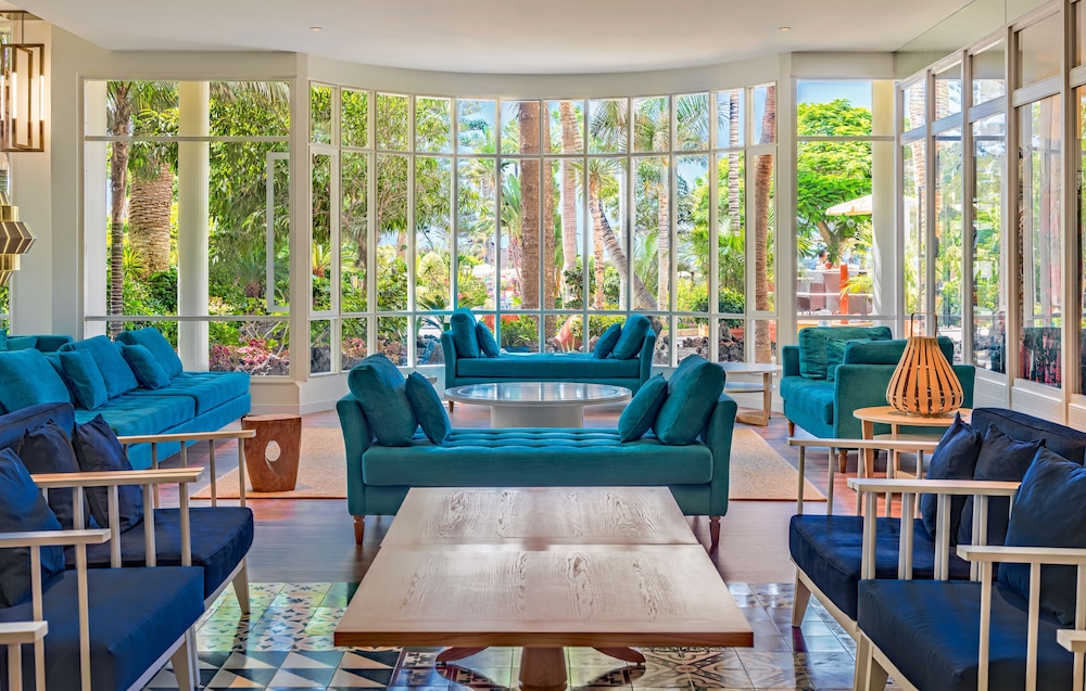 H10 Las Palmeras — Hotel building in Playa de las Americas, Canary Islands