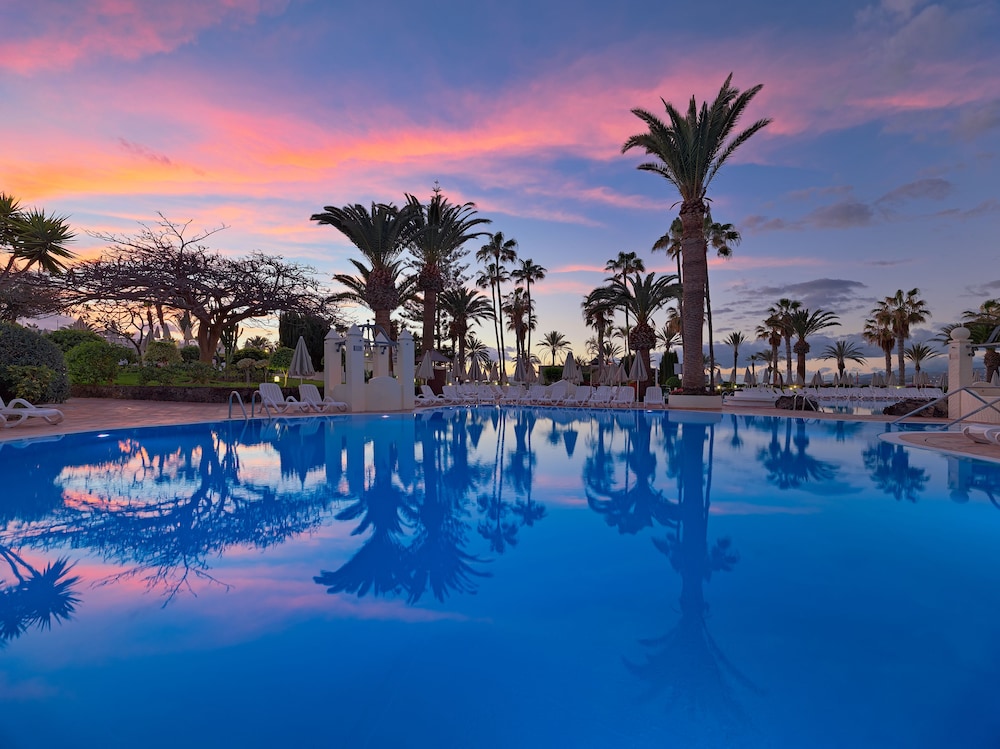 H10 Las Palmeras — Swimming pool in Playa de las Americas, Canary Islands