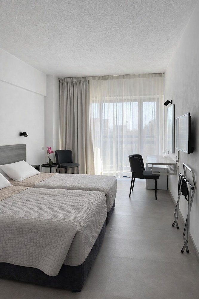 Navarria Hotel — Hotel rooms in Limassol, Limassol Region
