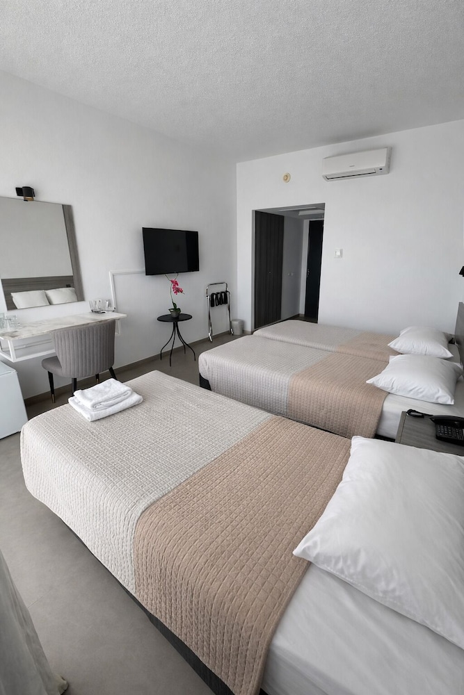 Navarria Hotel — Hotel rooms in Limassol, Limassol Region