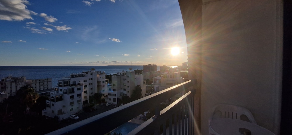 Navarria Hotel — Hotel building in Limassol, Limassol Region