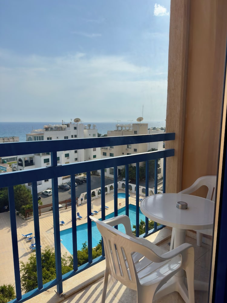 Navarria Hotel — Swimming pool in Limassol, Limassol Region