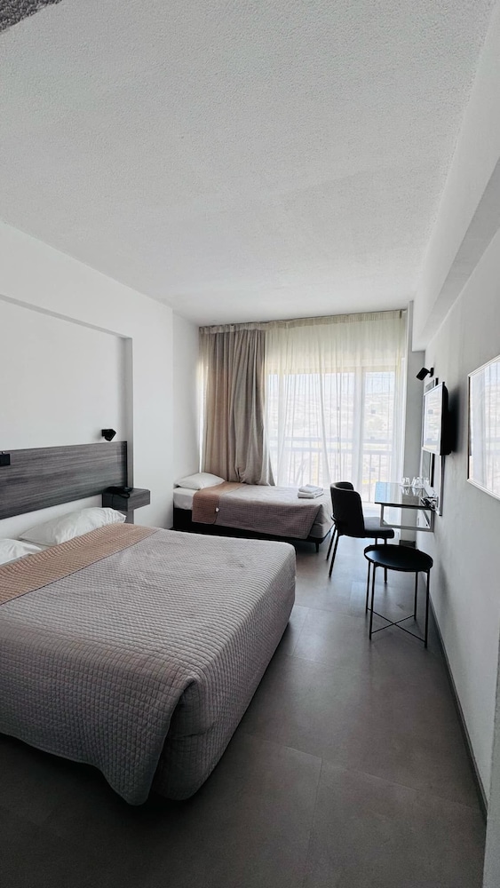Navarria Hotel — Hotel rooms in Limassol, Limassol Region