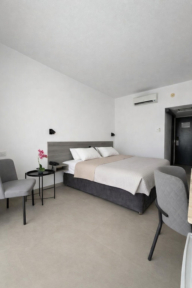 Navarria Hotel — Hotel rooms in Limassol, Limassol Region