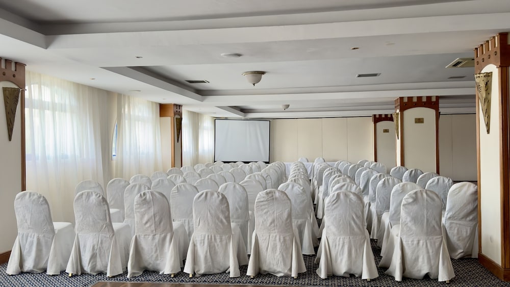Navarria Hotel — Hotel building in Limassol, Limassol Region