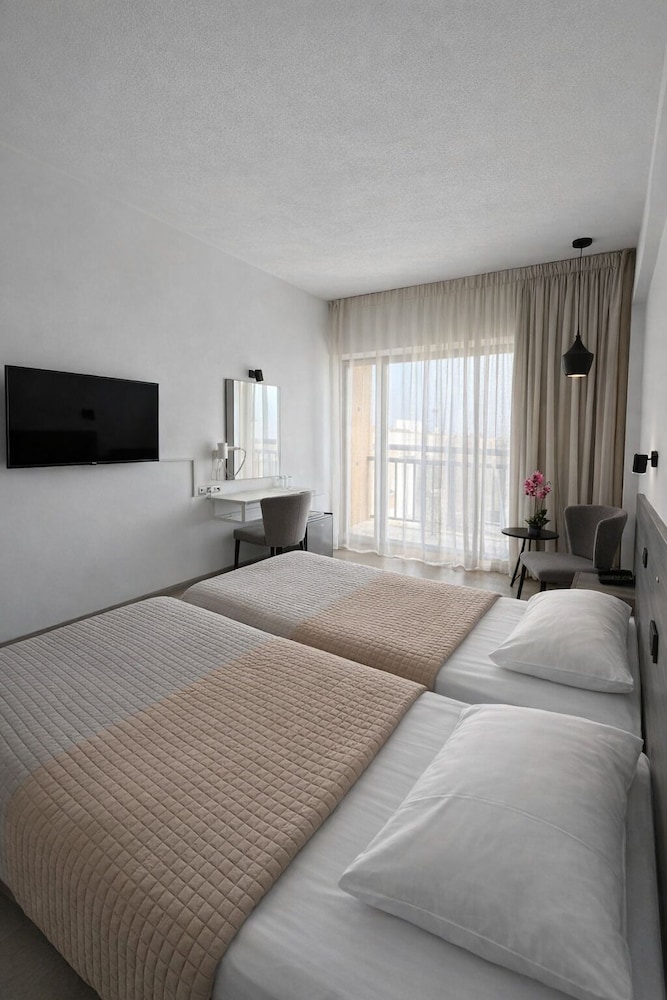 Navarria Hotel — Hotel rooms in Limassol, Limassol Region