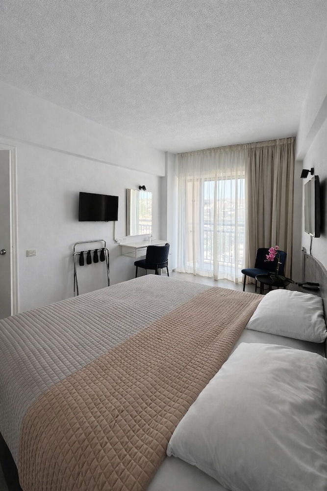 Navarria Hotel — Hotel rooms in Limassol, Limassol Region