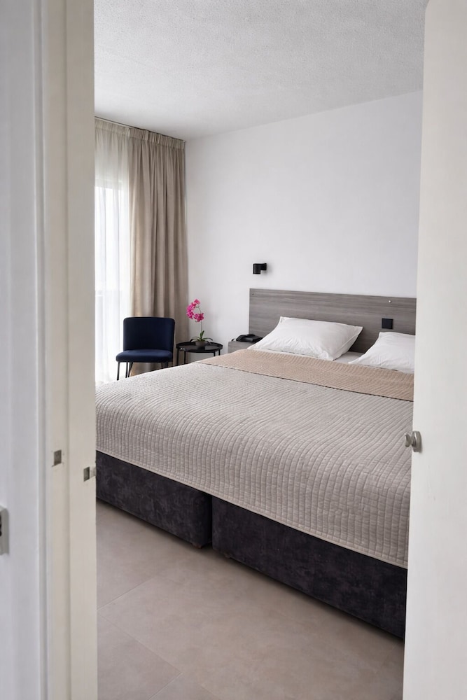 Navarria Hotel — Hotel rooms in Limassol, Limassol Region
