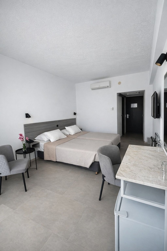 Navarria Hotel — Hotel rooms in Limassol, Limassol Region