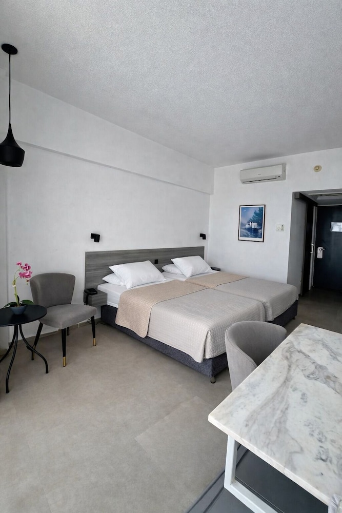 Navarria Hotel — Hotel rooms in Limassol, Limassol Region