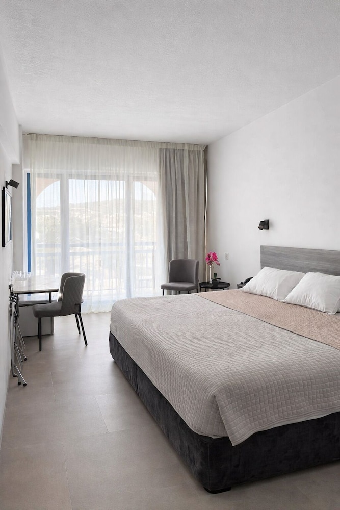 Navarria Hotel — Hotel rooms in Limassol, Limassol Region