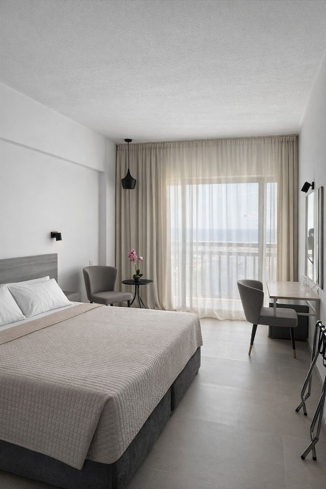 Navarria Hotel — Hotel rooms in Limassol, Limassol Region