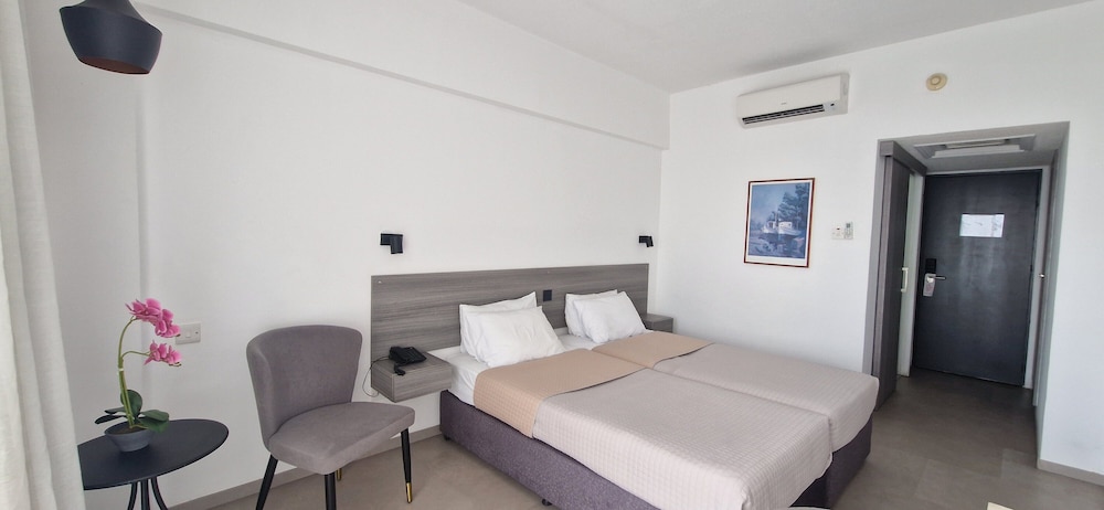 Navarria Hotel — Hotel rooms in Limassol, Limassol Region