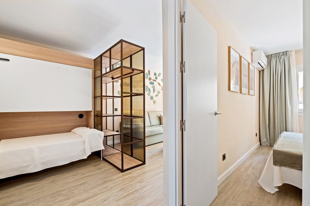 Hotel Puente Real — Hotel rooms in Torremolinos, Andalusia
