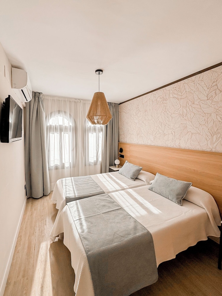 Hotel Puente Real — Hotel rooms in Torremolinos, Andalusia