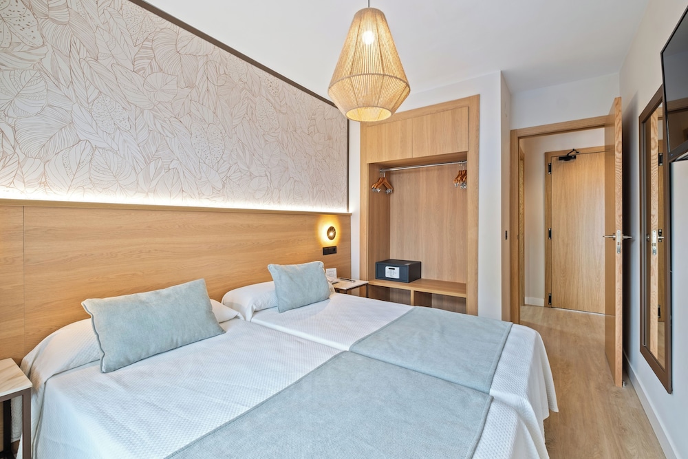Hotel Puente Real — Hotel rooms in Torremolinos, Andalusia