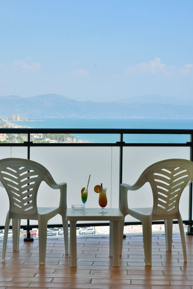 Hotel Puente Real — Hotel rooms in Torremolinos, Andalusia