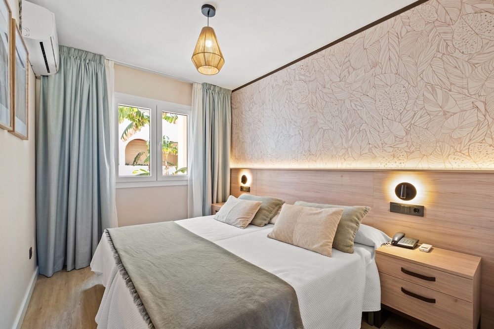 Hotel Puente Real — Hotel rooms in Torremolinos, Andalusia