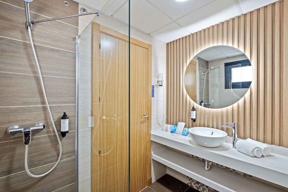 Hotel Puente Real — Hotel rooms in Torremolinos, Andalusia