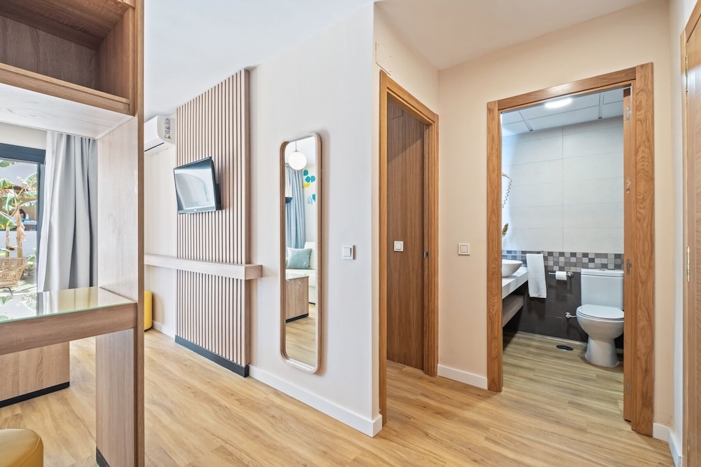 Hotel Puente Real — Hotel rooms in Torremolinos, Andalusia