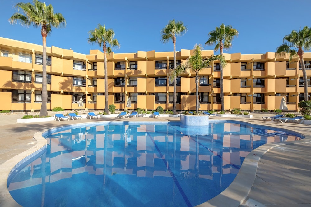 Auramar Beach Resort — Swimming pool in Albufeira, Faro