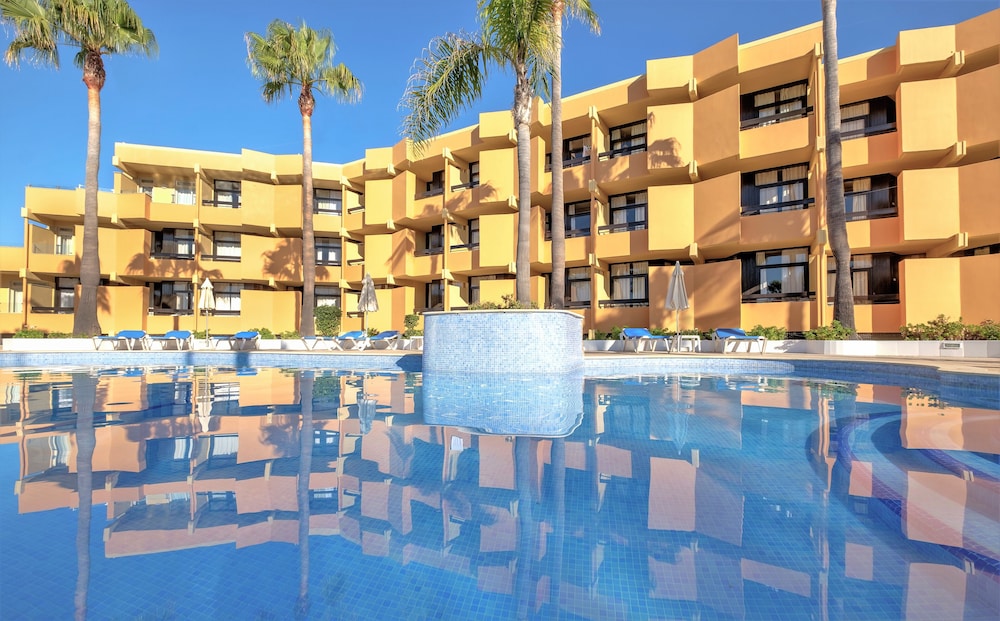 Auramar Beach Resort — Swimming pool in Albufeira, Faro