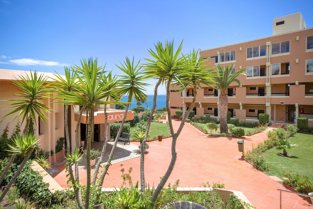 Auramar Beach Resort — Hotel building in Albufeira, Faro