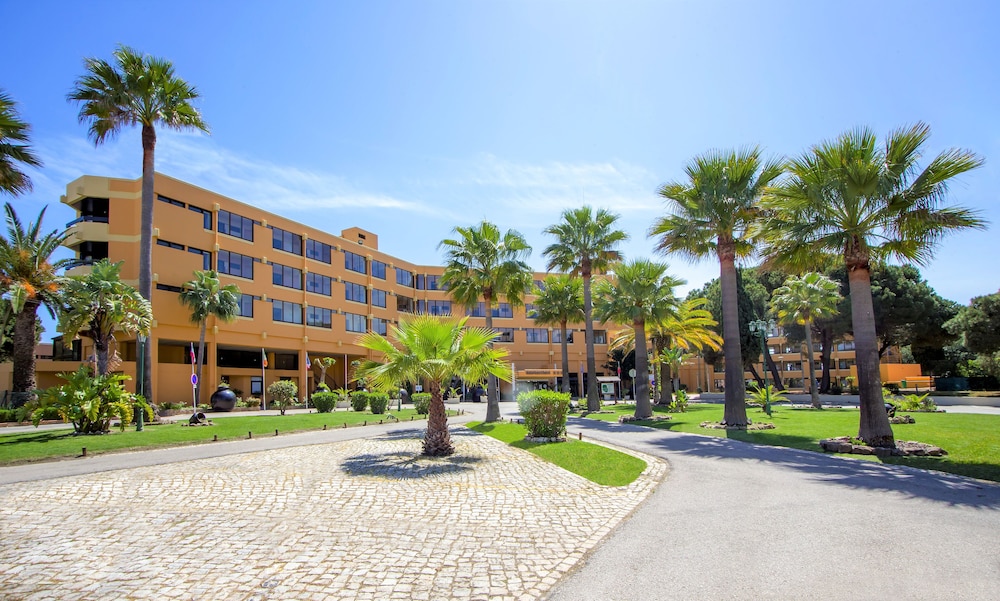 Auramar Beach Resort — Hotel building in Albufeira, Faro