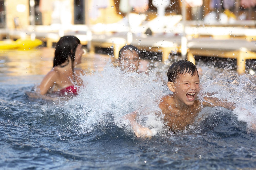 Auramar Beach Resort — Swimming pool in Albufeira, Faro