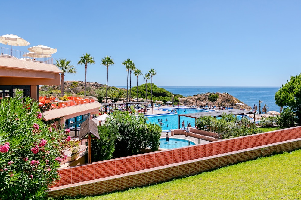 Auramar Beach Resort — Swimming pool in Albufeira, Faro